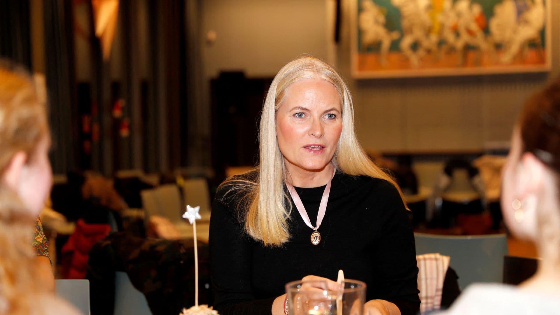 La Princesa Mette-Marit de Noruega se Disculpa por Haberse Relacionado con Jeffrey Epstein