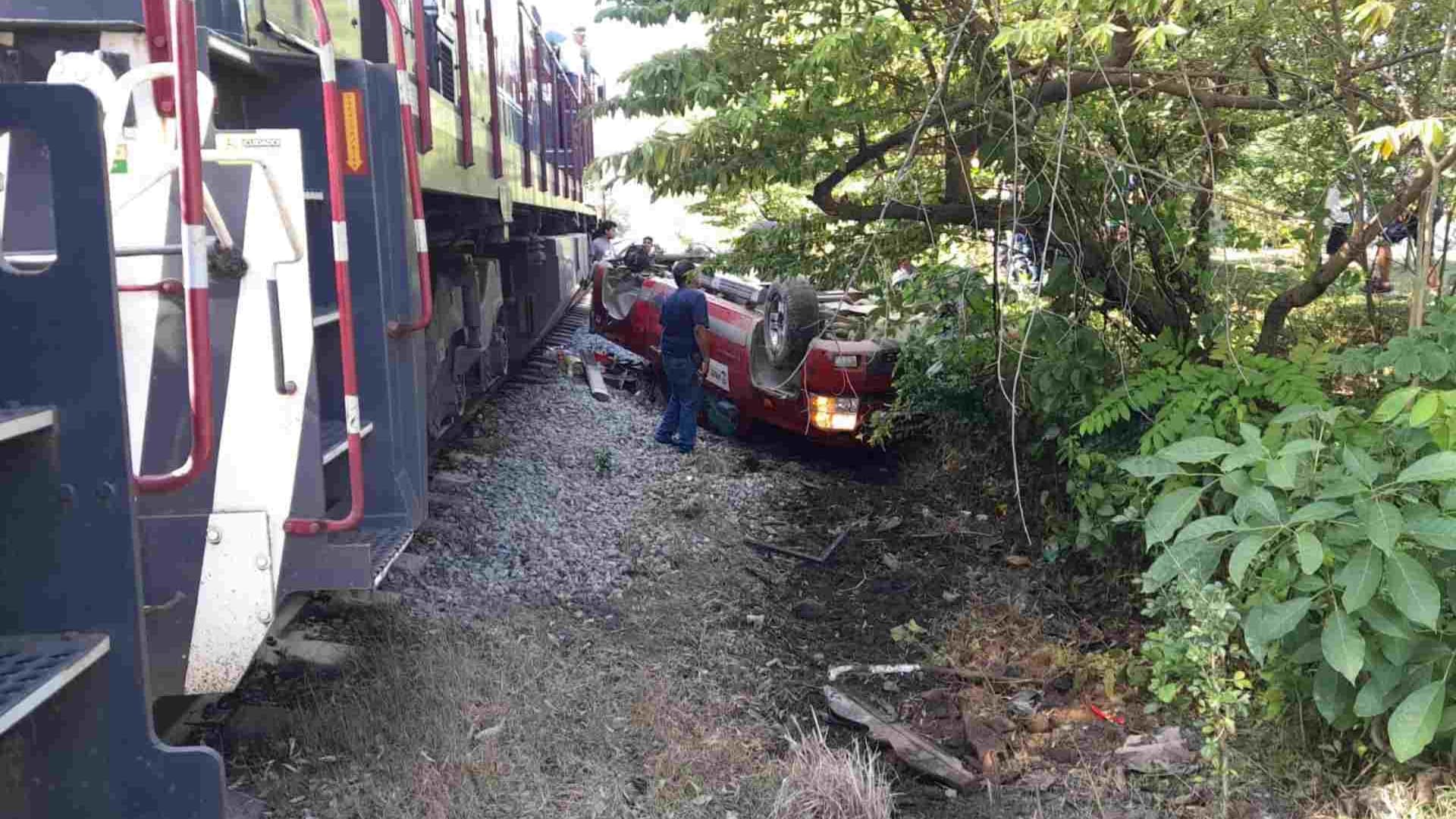Camioneta es Impactada por el Tren en Cosoleacaque, Veracruz; Hay Seis Personas Lesionadas