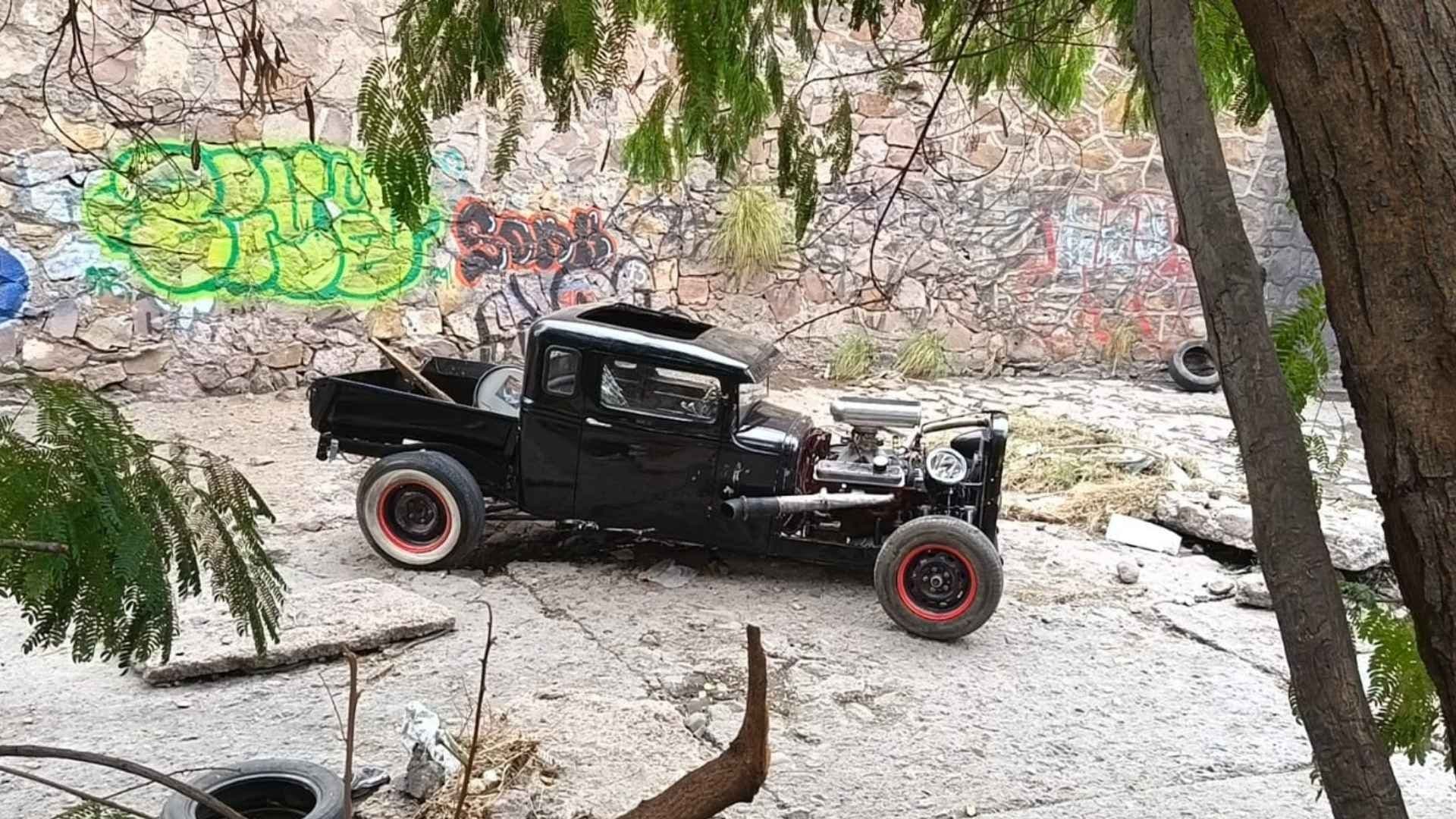 Cae Vehículo Antiguo de Colección al Canal en la Colonia Industrial de Chihuahua