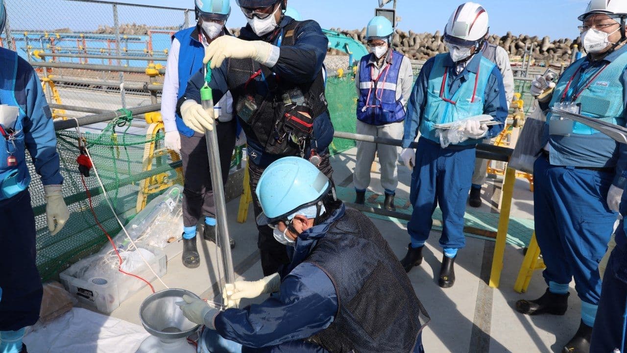 Hospitalizan a Trabajadores Mojados por Agua Radioactiva de la Planta Nuclear Fukushima