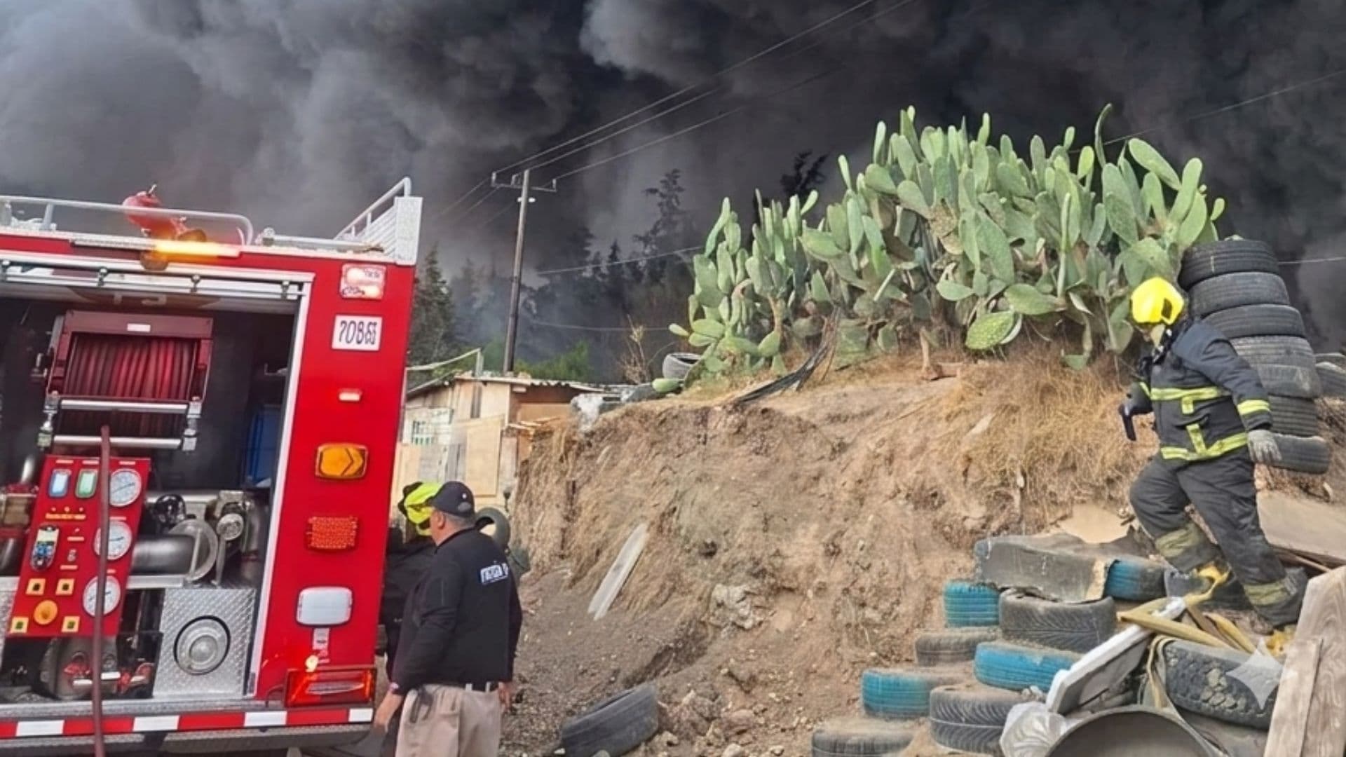 Bomberos Acuden a Incendio de Llantas en San Lorenzo Río Tenco, Cuautitlán Izcalli