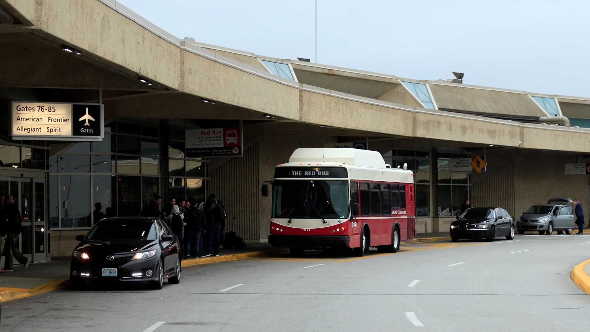 Reabren el Aeropuerto Internacional de Kansas City Tras Evacuar la Terminal por Amenaza