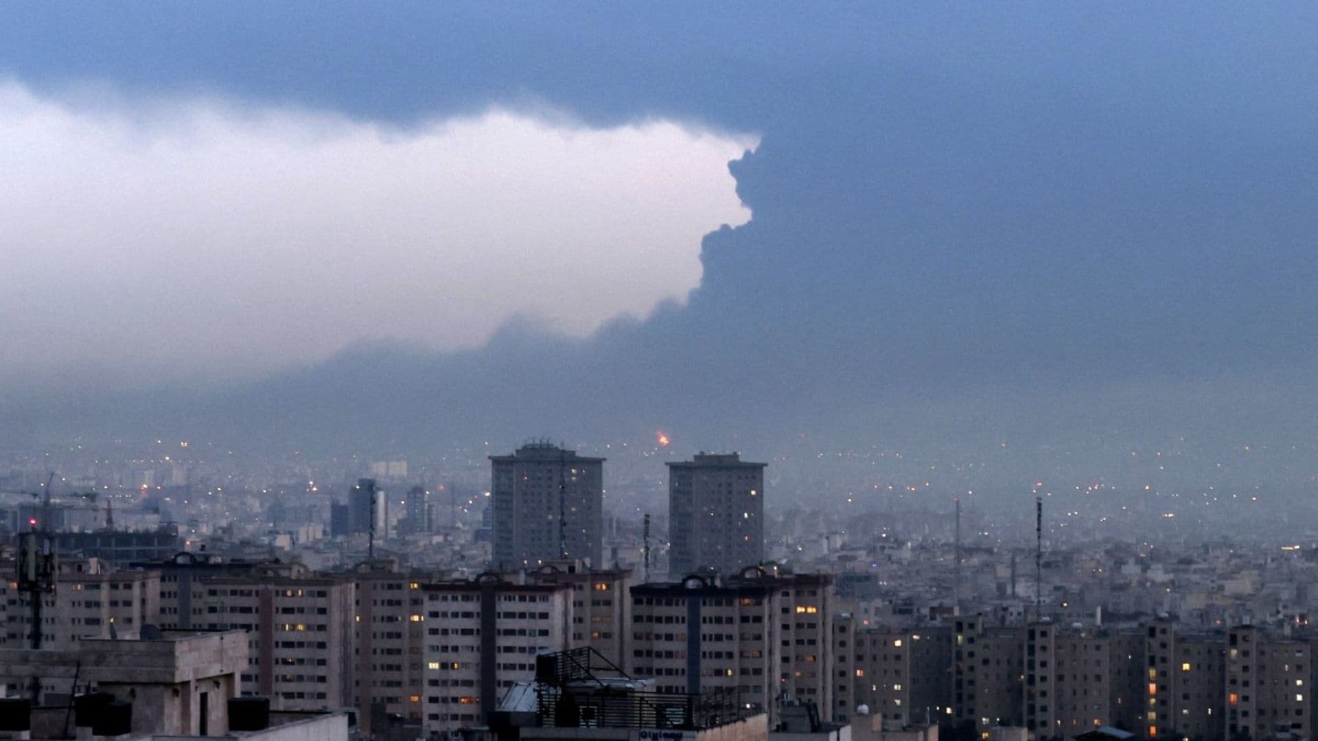 "Lluvia Negra" Cae Sobre Teherán, Capital de Irán, Tras Bombardeos de EUA e Israel a Refinerías