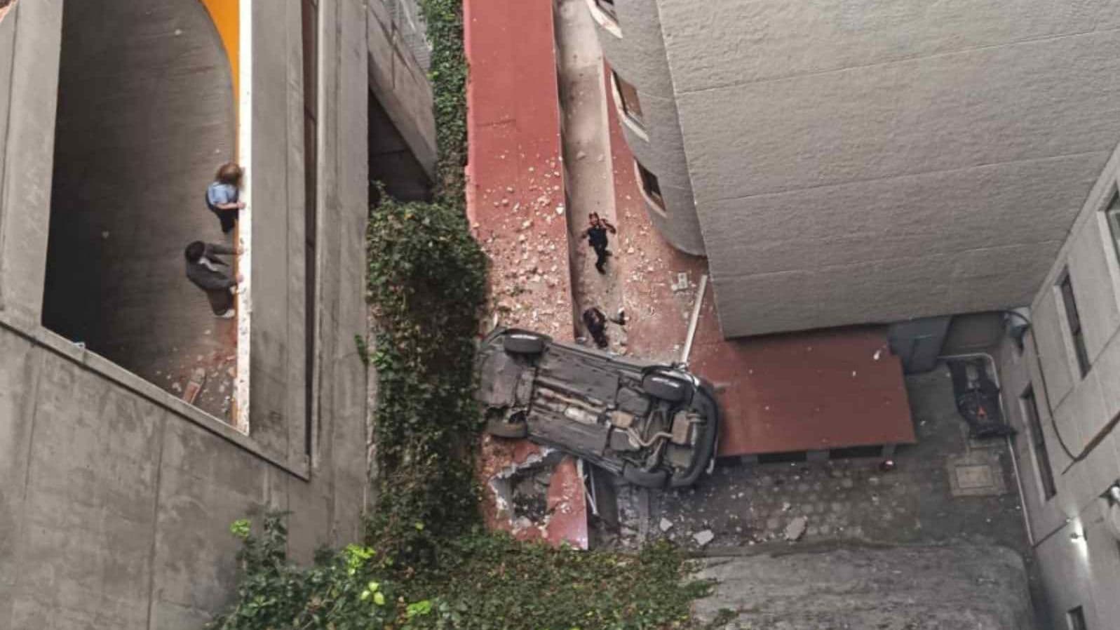 Auto Cae de Tercer Piso de Edificio con Personas a Bordo en Cuajimalpa