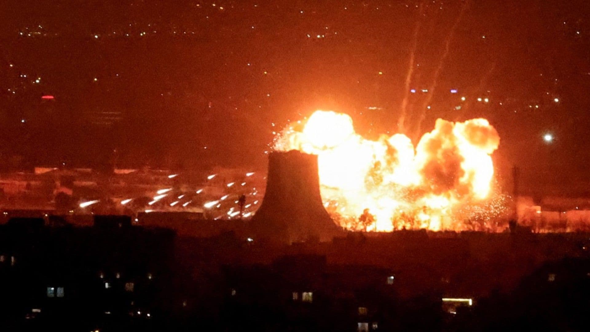 Ataque de EUA e Israel Impacta Depósito de Petróleo en Teherán, Según Prensa Iraní