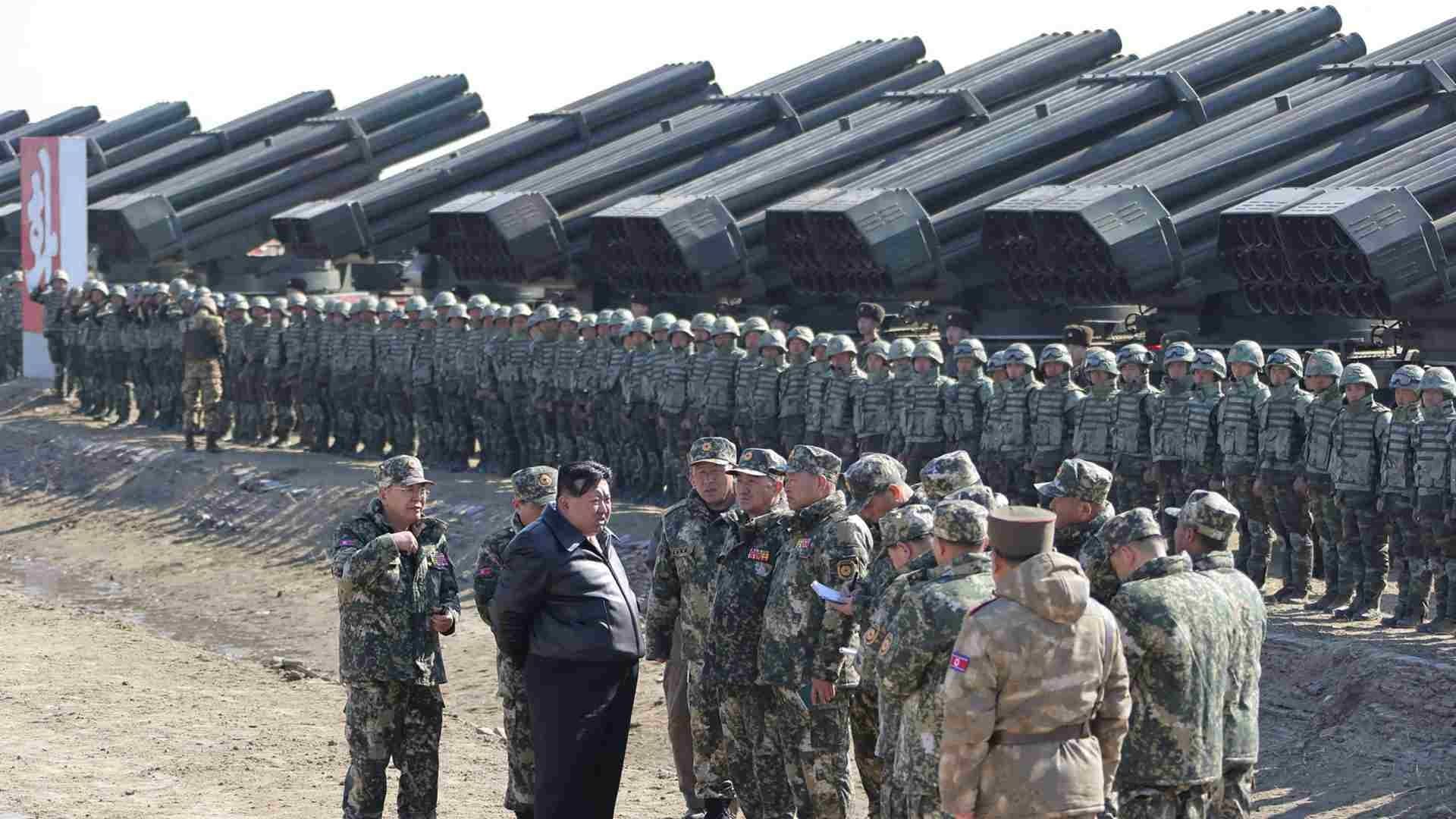Kim Jong Un Supervisa Simulacro de Ataque con Artillería Capaz de Alcanzar Seúl