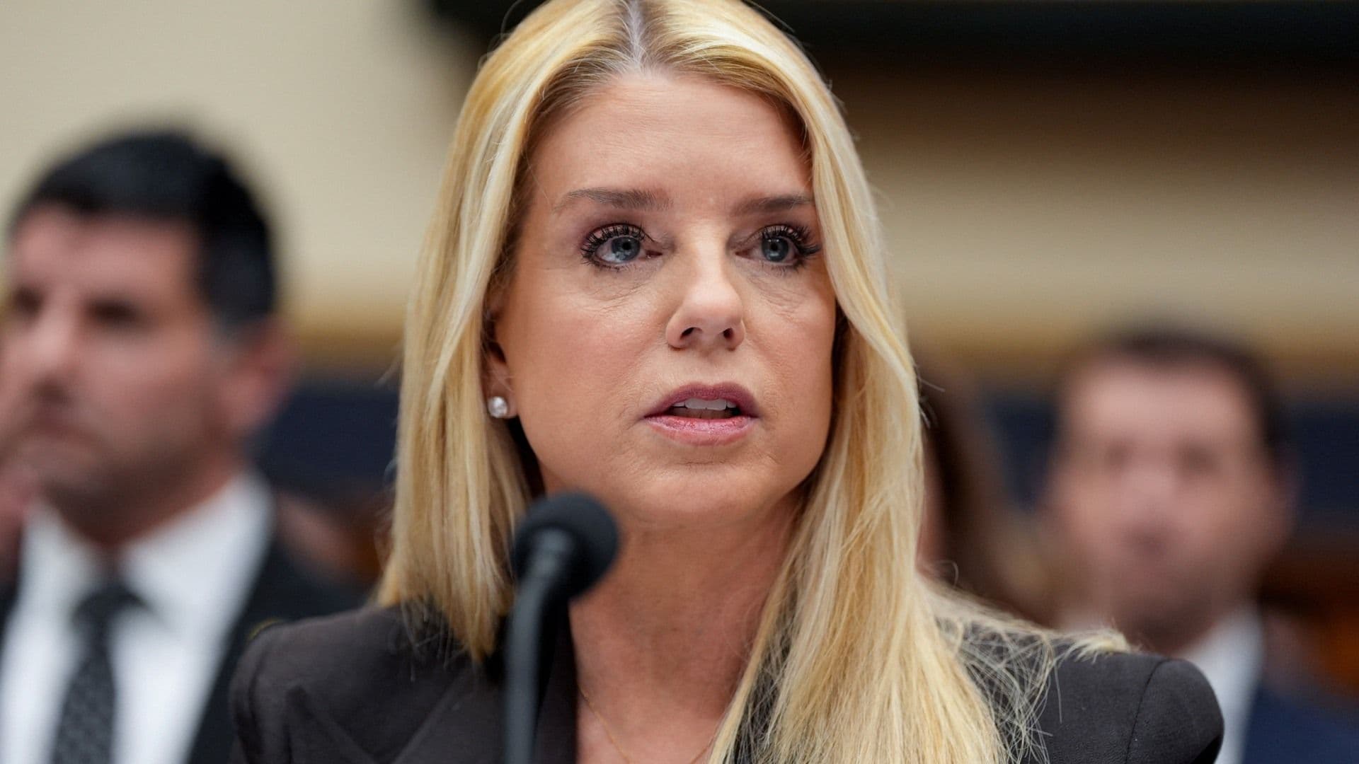Citan a la Fiscal Pam Bondi por Investigación de Caso Epstein