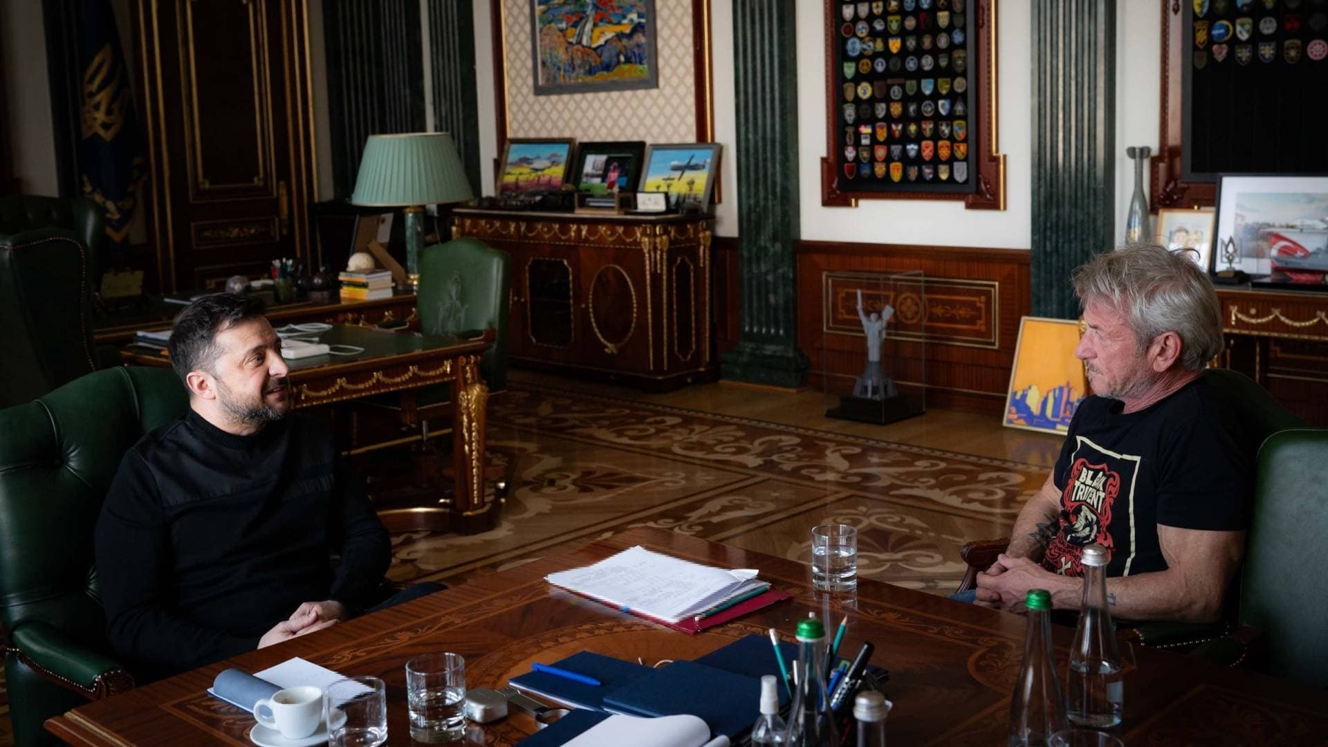 Ucrania Reconoce a Sean Penn con un Oscar Simbólico en Plena Guerra
