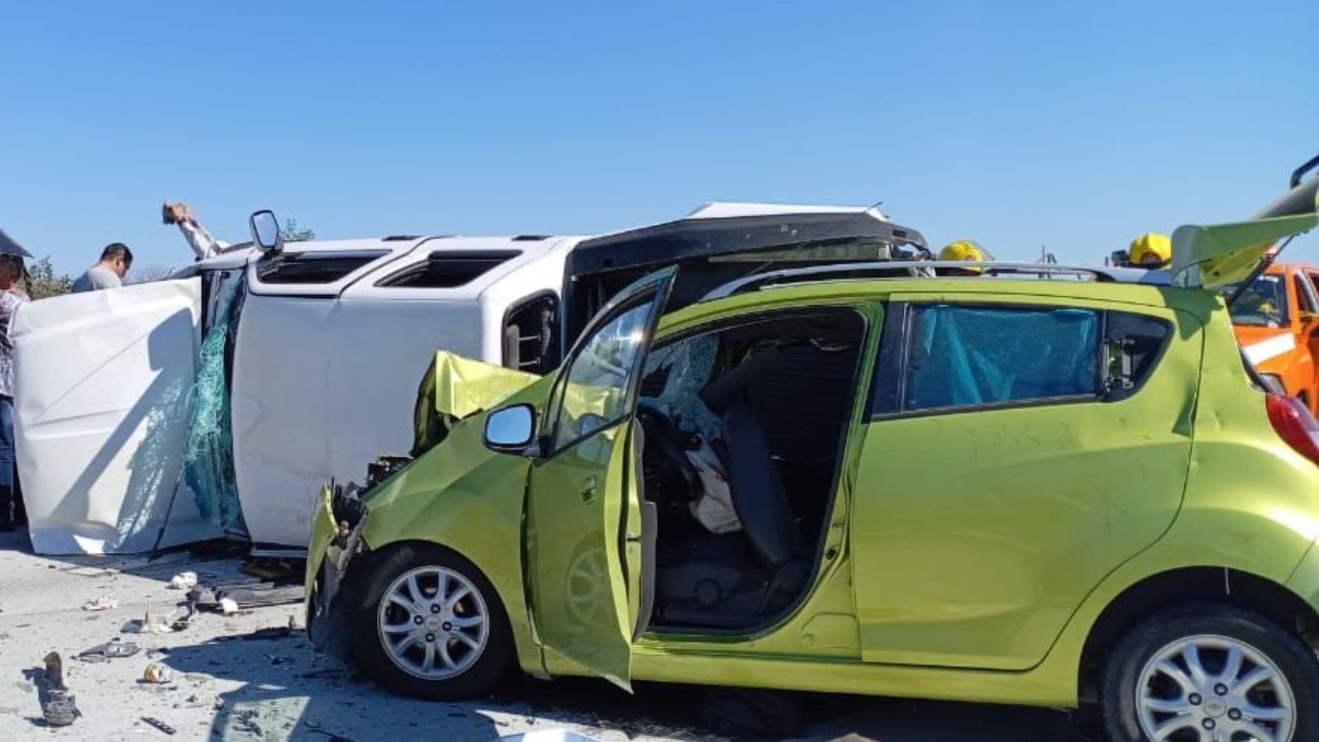 Choque entre Camioneta y Auto Deja Seis Personas Heridas en Anillo Periferico en Cadereyta, NL