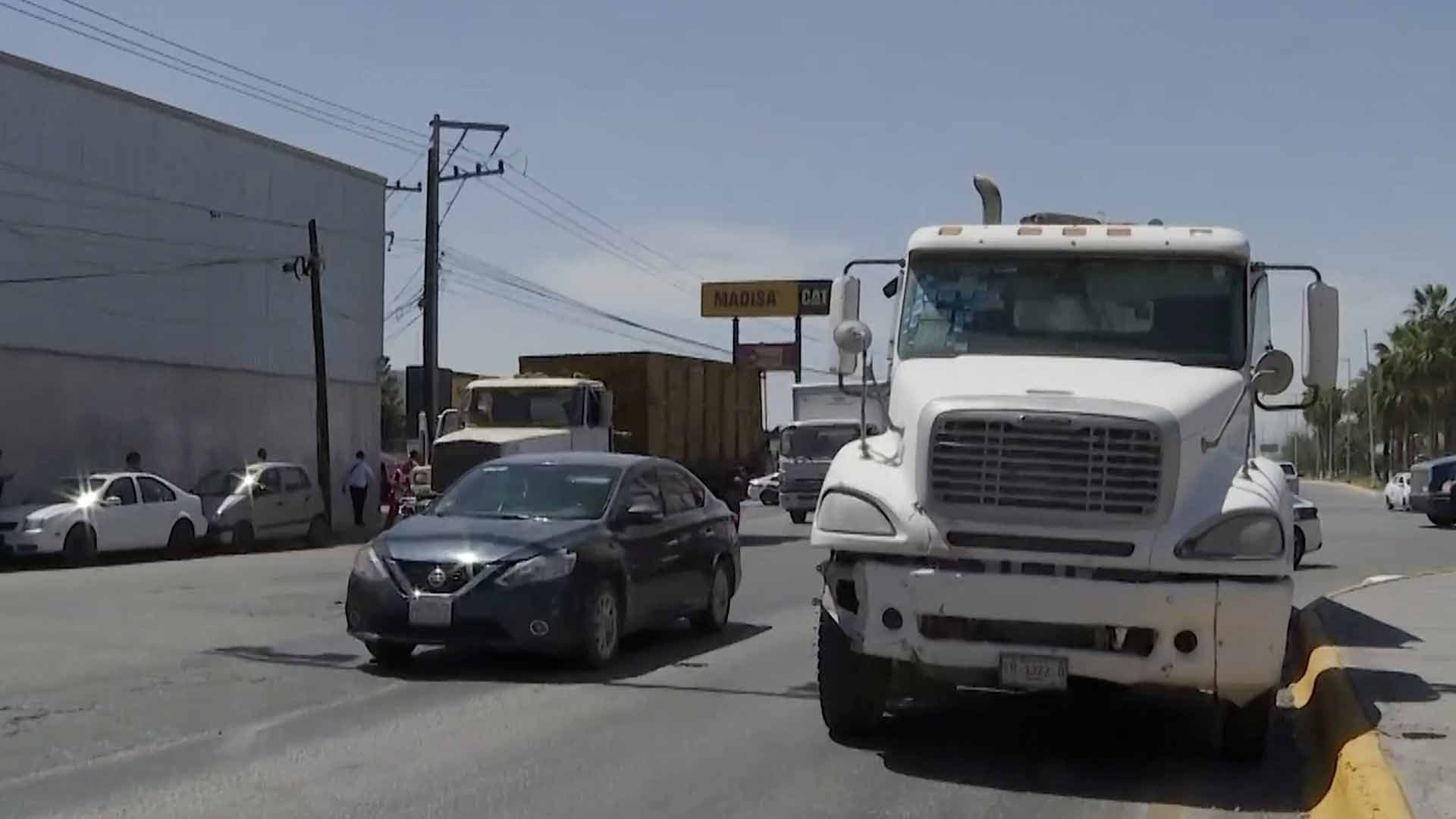 Joven es Arrollado por Camión en Periférico de Gómez Palacio; Motocicleta Quedó Bajo la Unidad