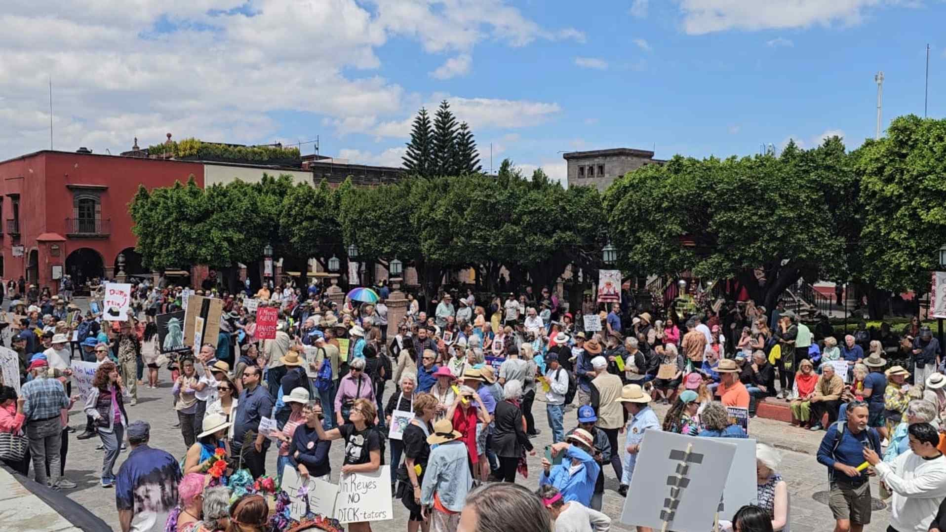 Se Manifiestan Ciudadanos Estadounidenses en San Miguel de Allende en el 'No Kings'