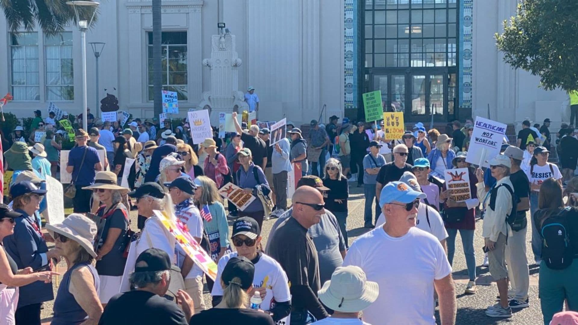 Marcha “No Kings” Reúne a Más de 40 Mil Personas en San Diego, California