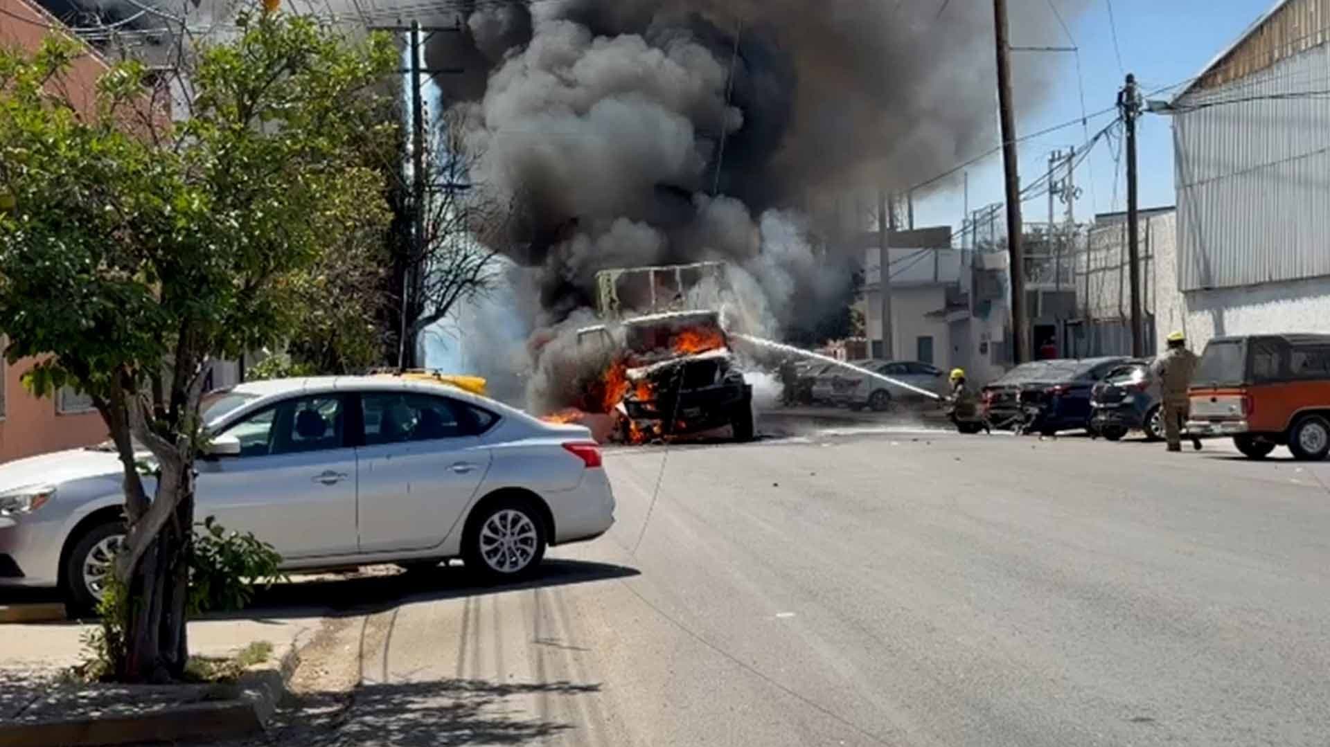 Incendio Consume Camión y Daña Vehículos Estacionados en Zona Industrial de Gómez Palacio