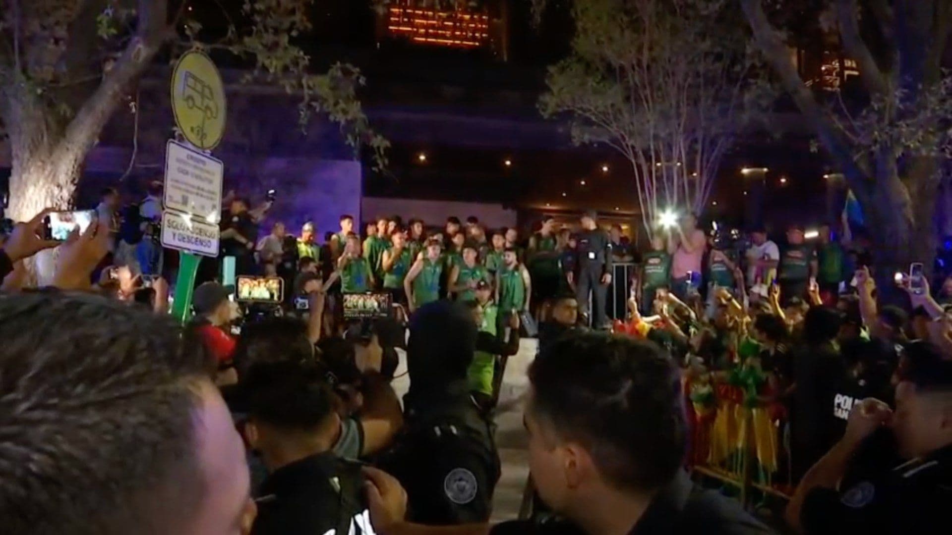 Afición Lleva Serenata a Selección de Bolivia Previo al Partido de Repechaje en Nuevo León