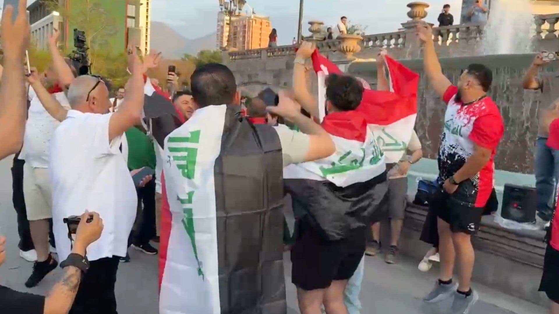 Llegan Aficionados de Irak a Macroplaza de Monterrey por Final de Repechaje del Mundial 2026