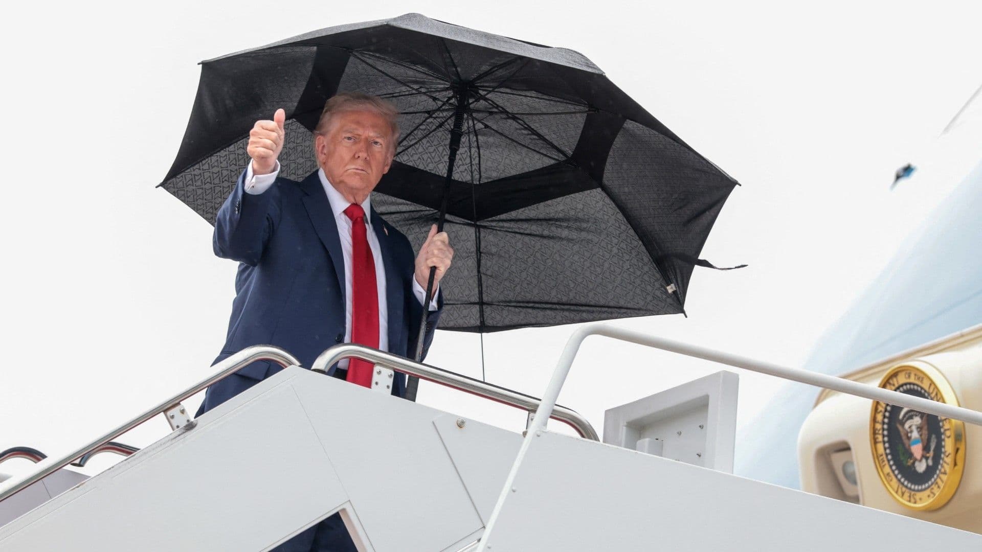 Donald Trump Viaja a Tel Aviv, Israel, Entre el Acuerdo por Paz y Espera de Entrega de Rehenes