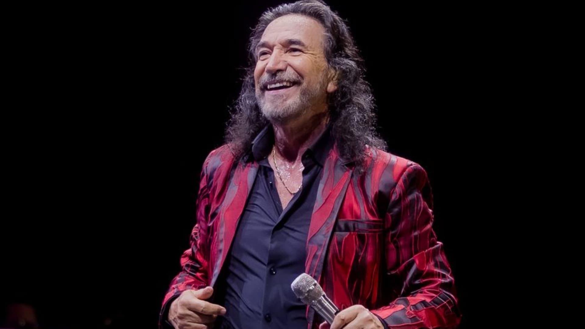 Marco Antonio Solís, 'El Buki', Rompe las Redes con Foto en Semana Santa