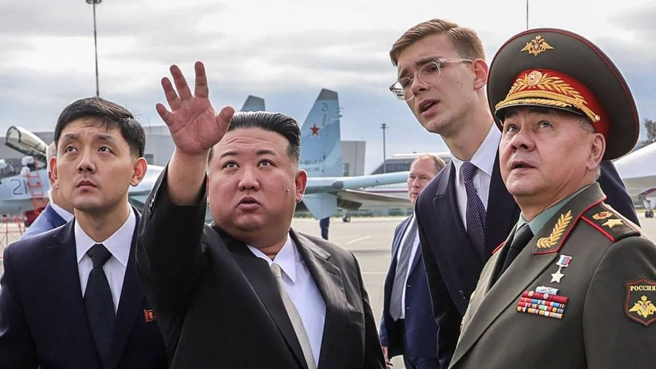Kim Jong Un Pasa Revista a Bombarderos en Visita al Extremo Oriental de Rusia