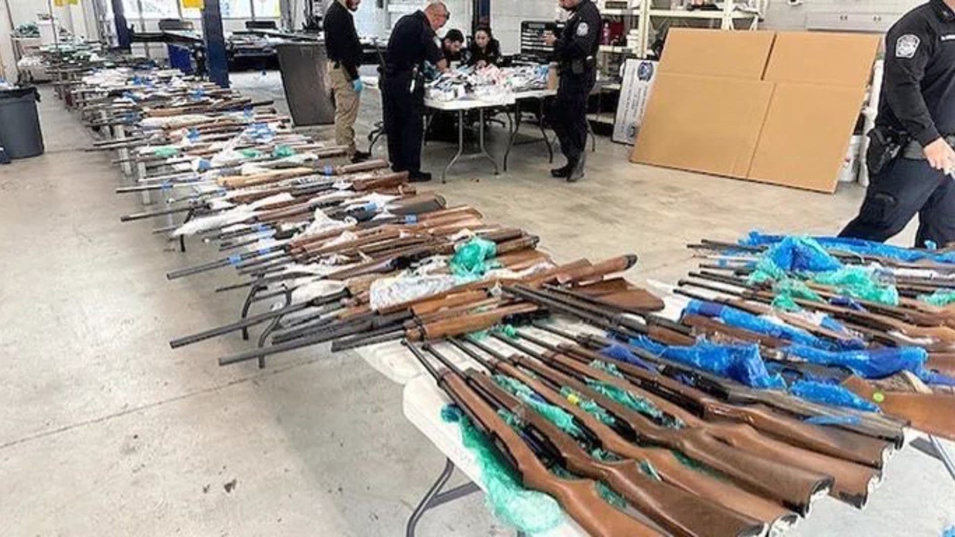 Incautan en EUA 400 Armas que Viajaban a México; Embajador Ronald Johnson Destaca Colaboración