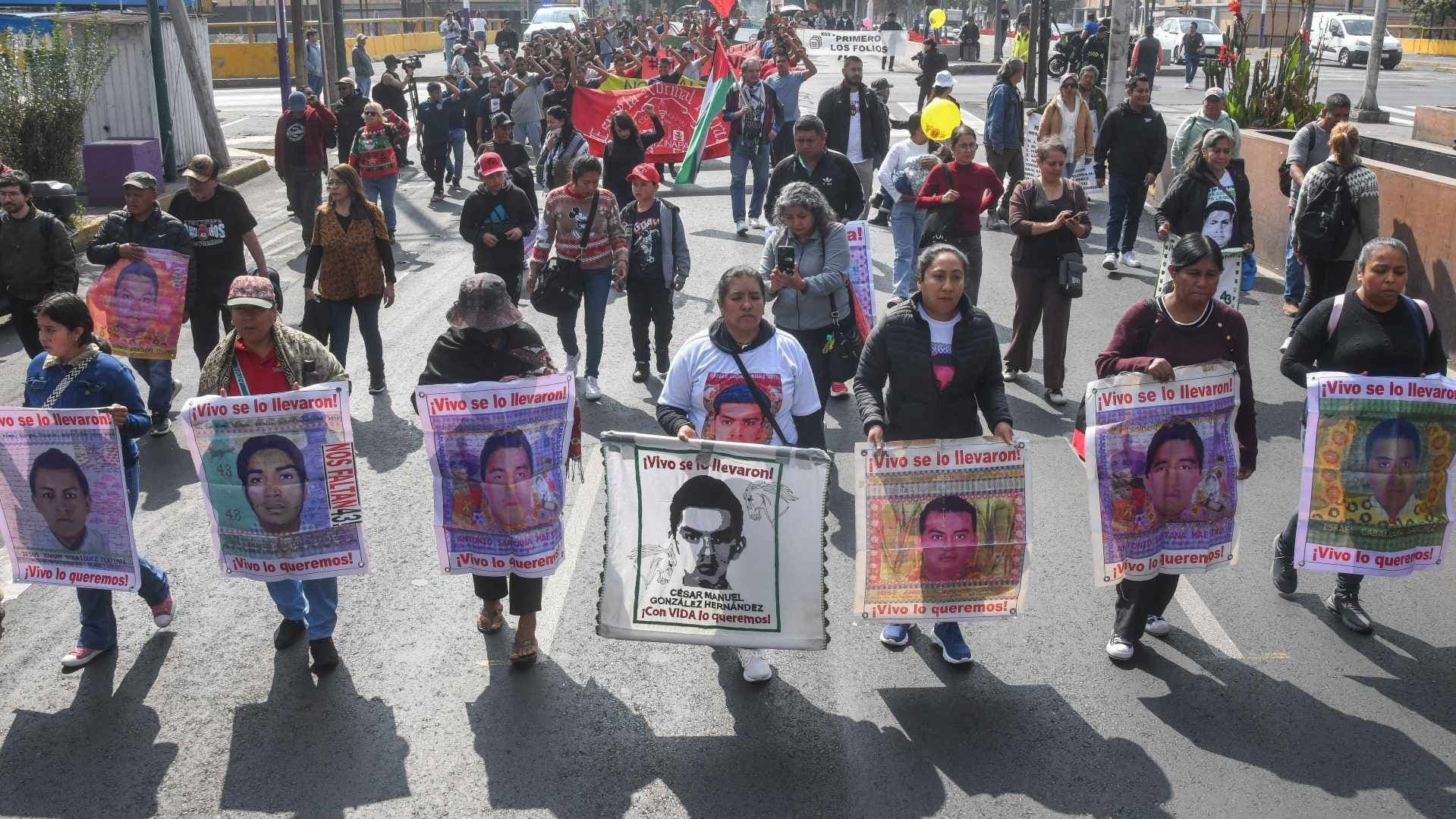 Marcha Hoy en CDMX por Ayotzinapa: Ruta y Calles Afectadas por Bloqueo de Normalistas