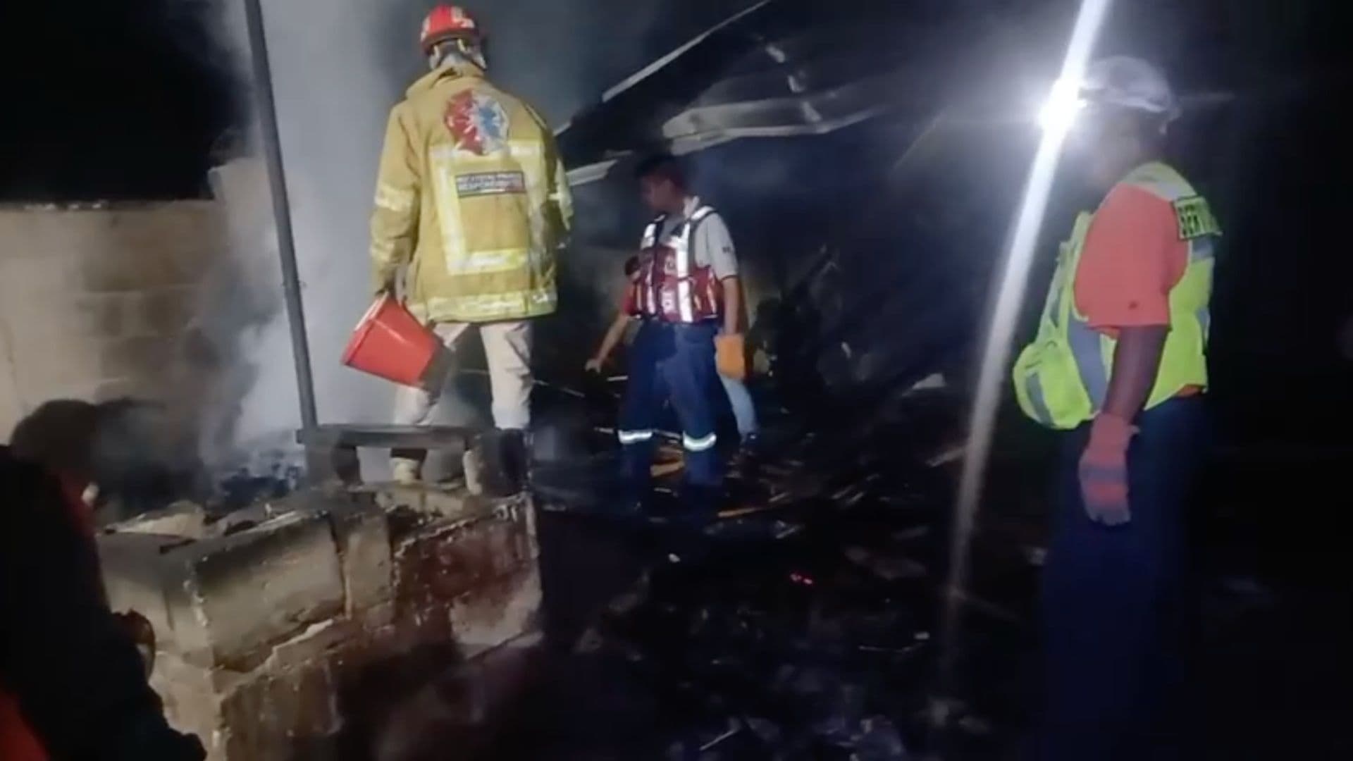 Nueve Personas Resultan Intoxicadas Tras Incendiarse una Bodega de Velillo en Fortín, Veracruz