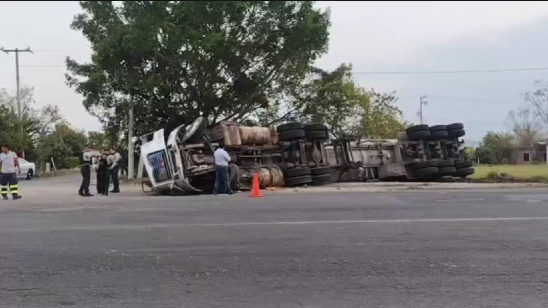 Tráiler Vuelca en la Autopista Córdoba-Veracruz; Conductor Perdió el Control de la Unidad