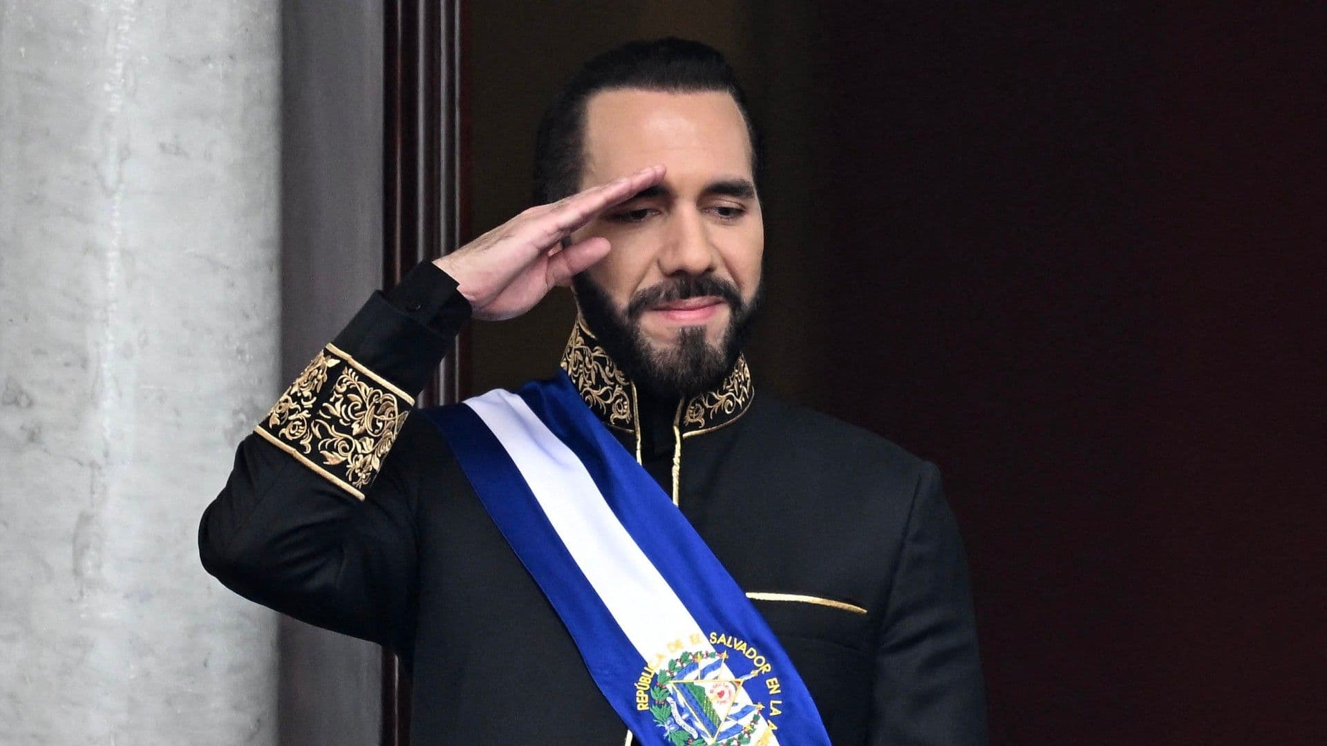 Bukele Defiende Reelección Indefinida y Acusa Discriminación a El Salvador por Ser País “Pobre”