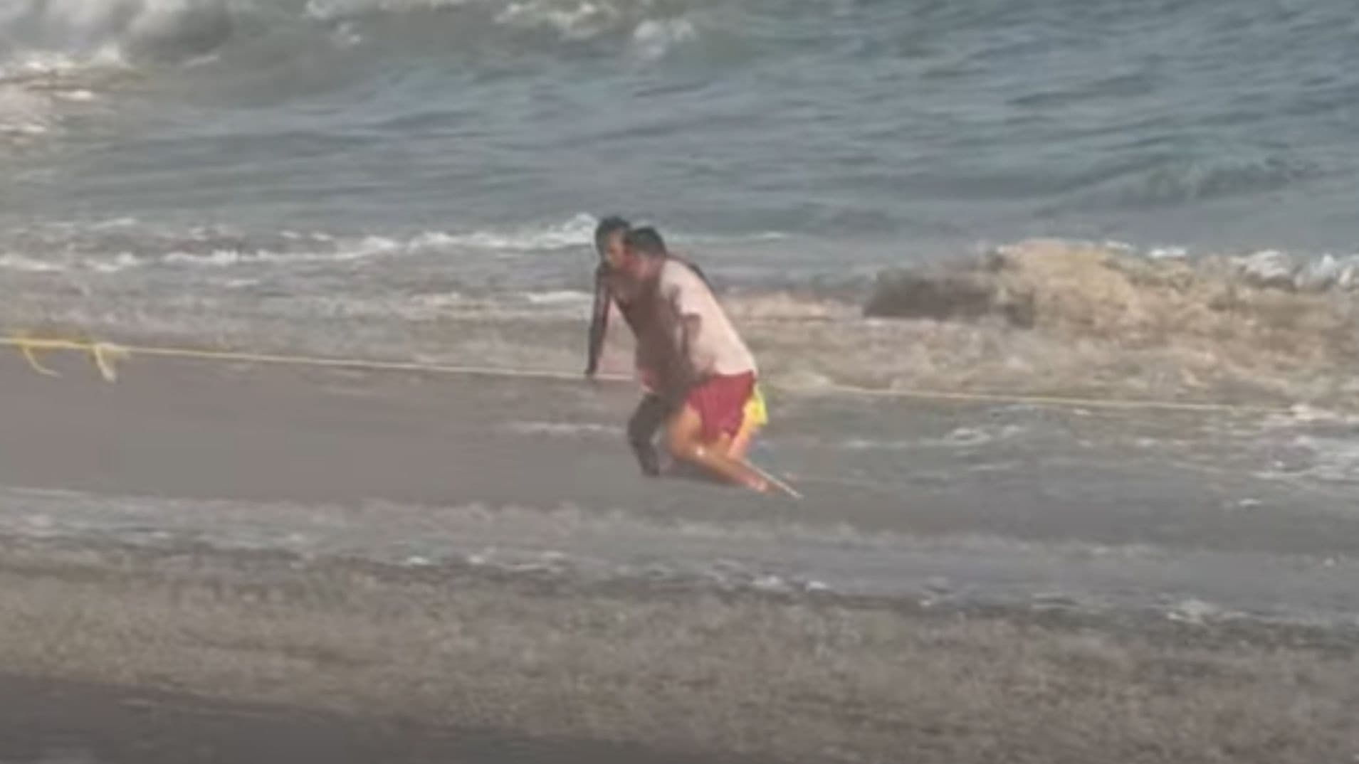 Rescatan a 9 Turistas Arrastrados por el Fuerte Oleaje en Playas de Acapulco el Viernes Santo