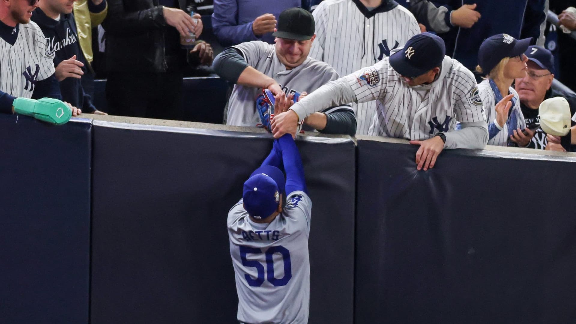 Expulsan a Aficionados de Yankees que Trataron de Quitarle la Pelota a Mookie Betts de Dodgers