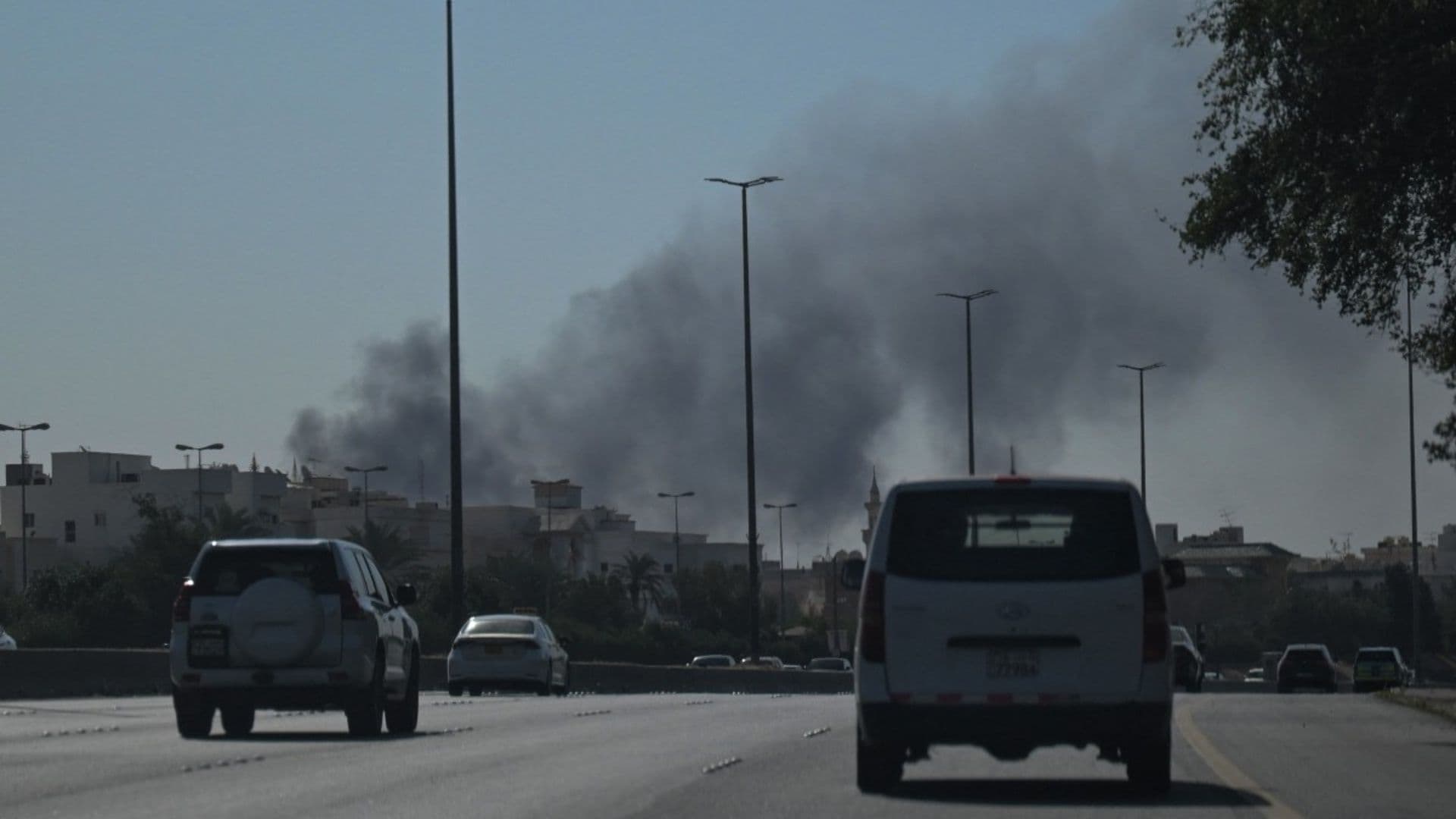 Caen Aviones de Guerra de EUA en Kuwait; Reportan Incendio en Embajada Luego de Ataque Iraní
