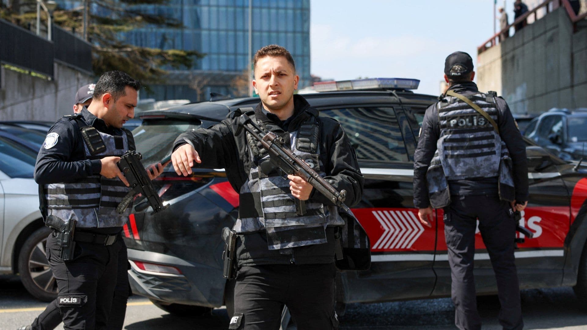 Abaten a Terrorista y Hieren a Dos Más en Enfrentamiento Frente a Consulado Israelí en Estambul