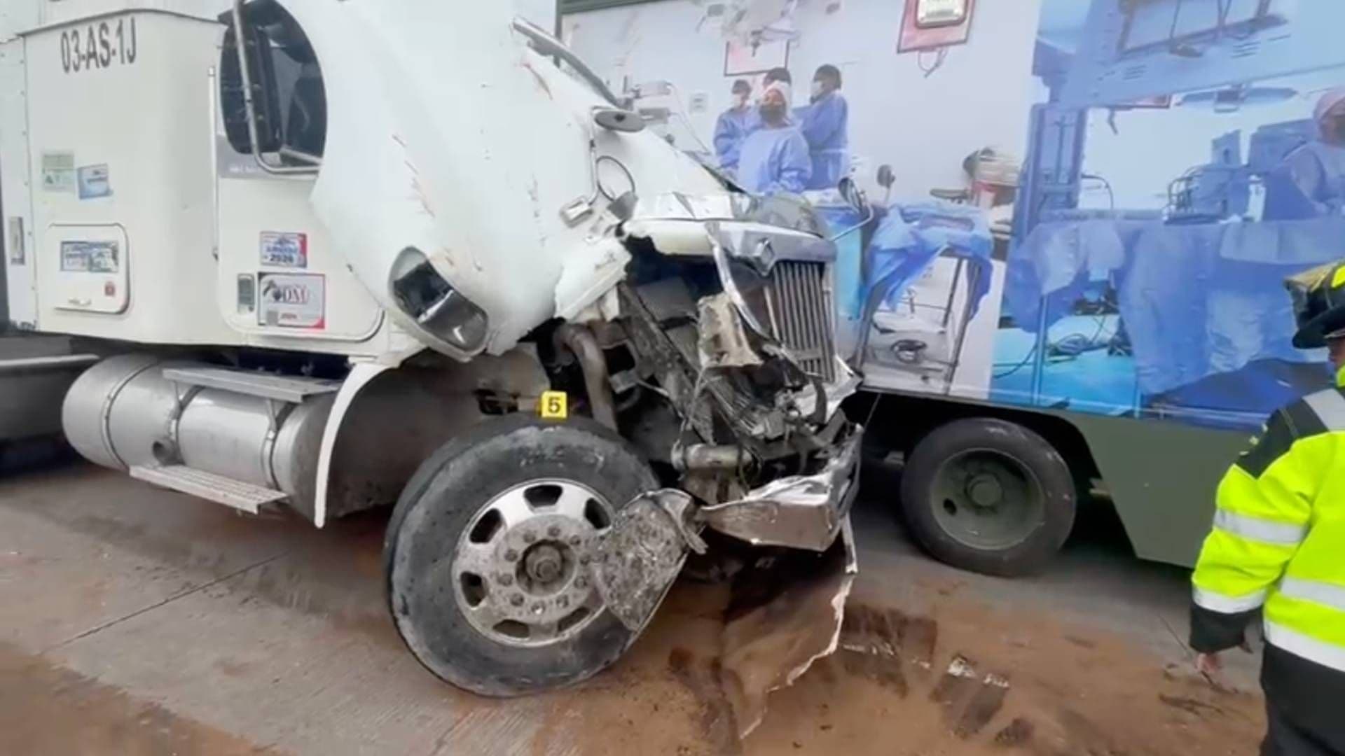 Trabajador Muere Arrollado por un Tráiler en Autopista Córdoba-Veracruz; Hay Otro Hombre Herido