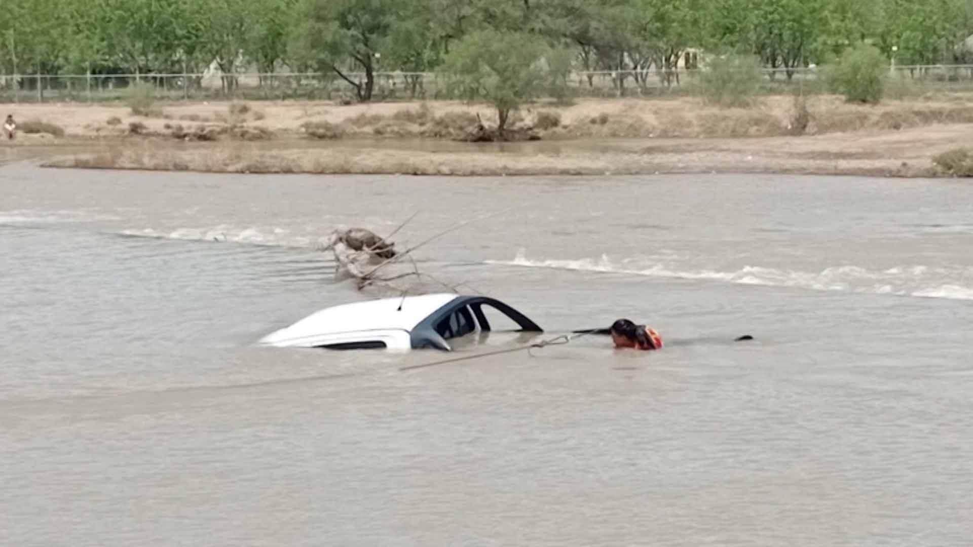 Camioneta Termina Dentro del Río Nazas en Lerdo; Conductor Estaba en Estado de Ebriedad