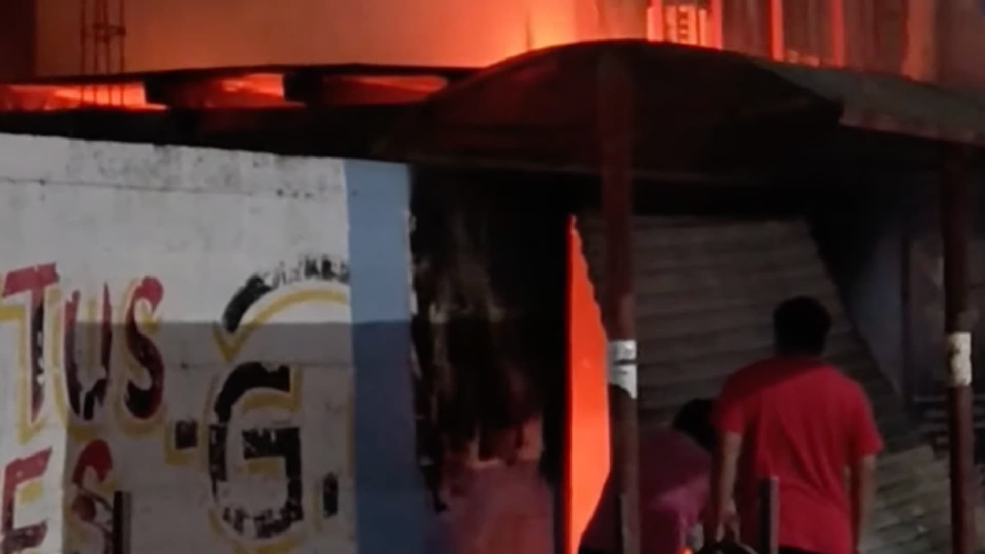 Incendio Consume Negocio de Venta de Ropa en Cadereyta, Nuevo León
