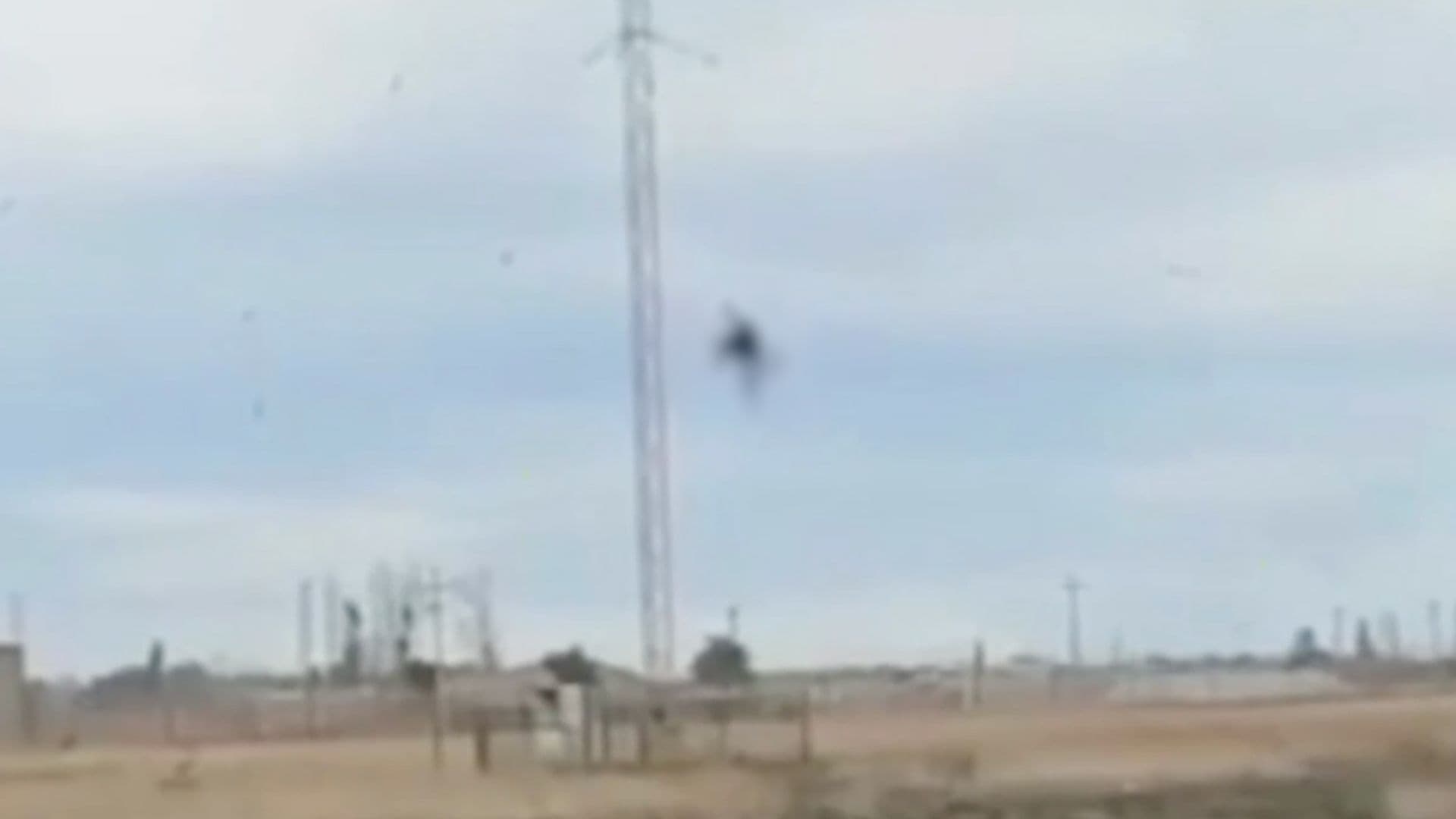 Joven Cae de Antena de 30 Metros en Cuauhtémoc, Chihuahua; Intentaba Bajar una Bicicleta
