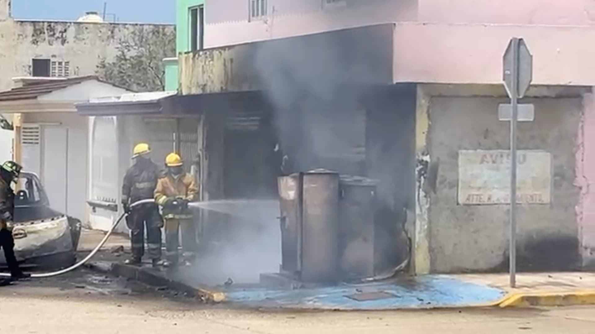 Incendio en Transformador se Extiende Hasta Camioneta y Carpintería en Coatzacoalcos