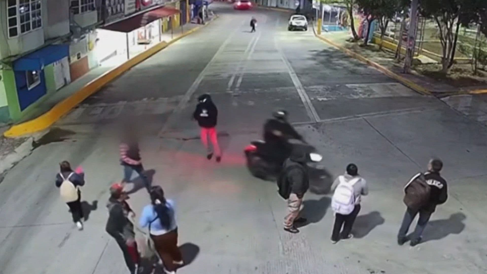 Sujetos en Moto Roban a 7 Personas en Una Parada de Transporte Público en Ecatepec