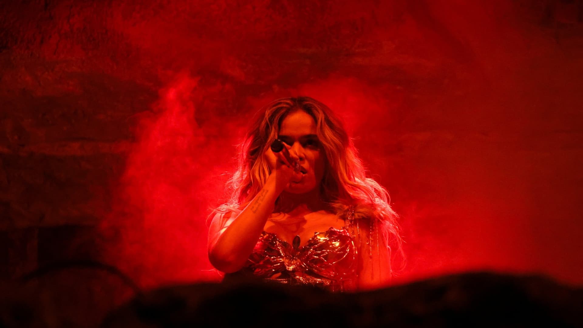 Karol G Hace Historia en Coachella y Llama a Latinos a No Temer, Sino a Enorgullecerse