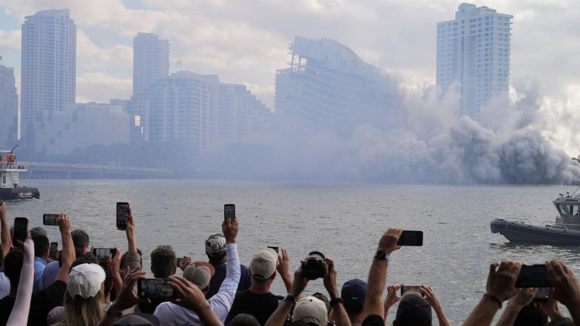 Así Cayó, en Segundos, Edificio de 23 Pisos en Miami, Tras una Implosión
