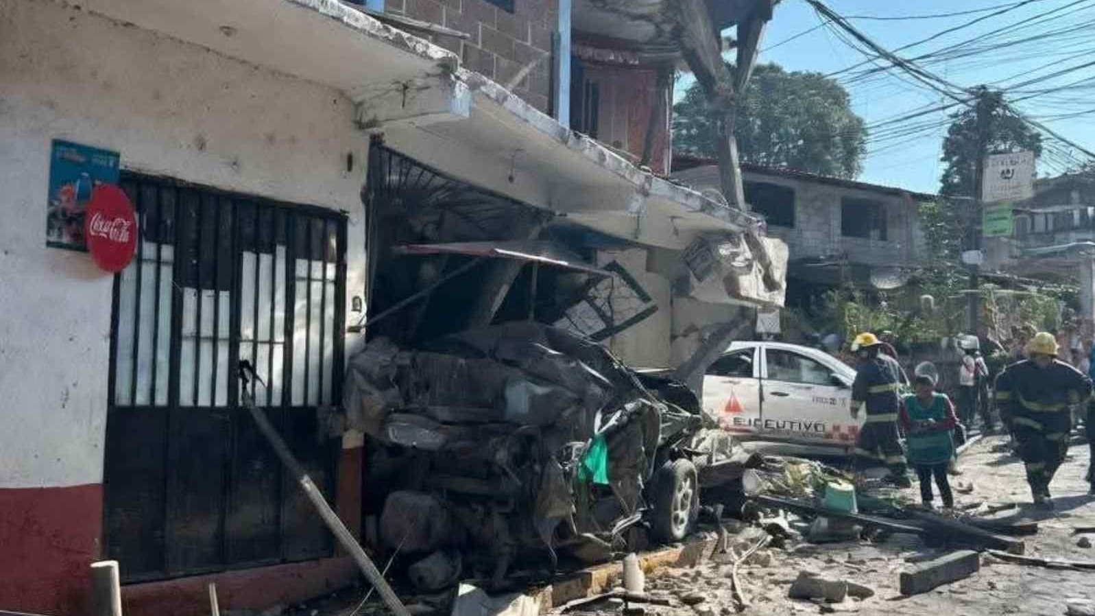Falla de Frenos en Camión de Pasajeros Provoca Choque Múltiple en Valle de Bravo
