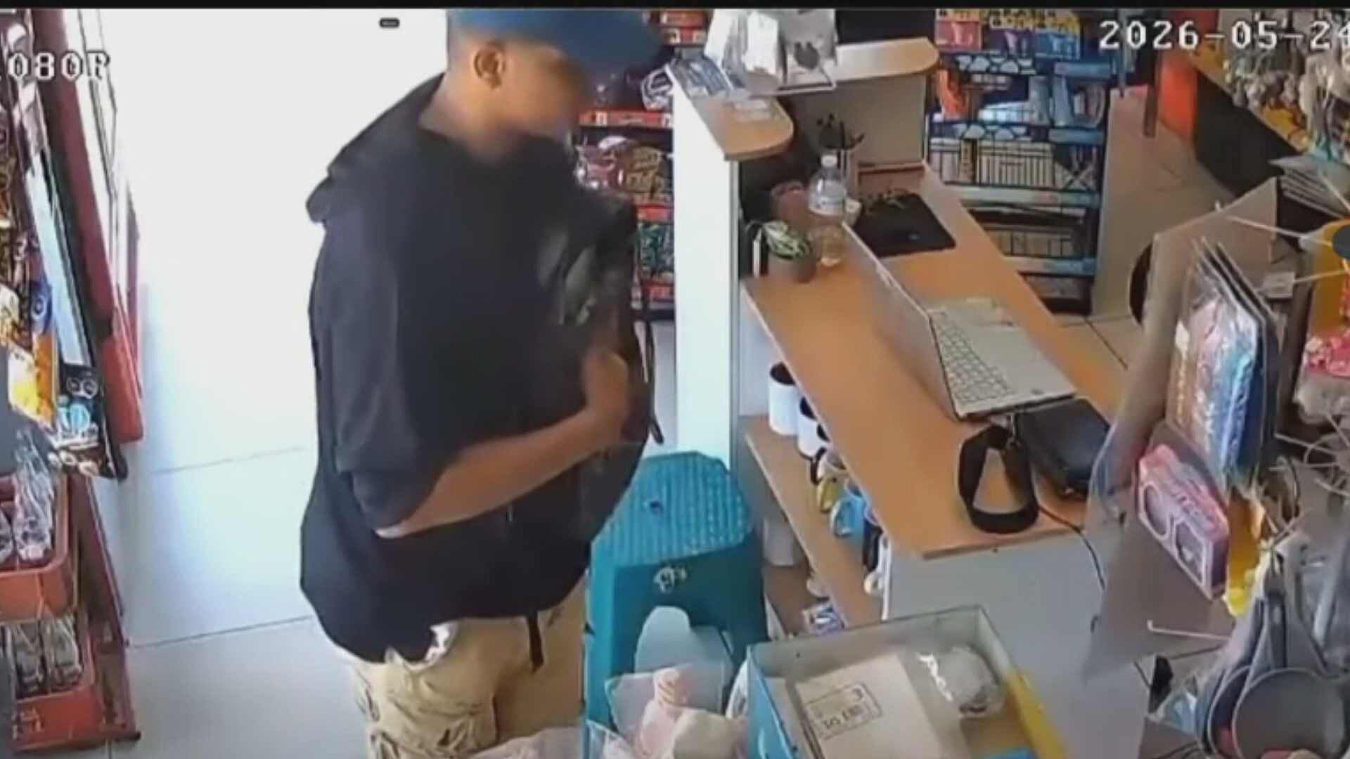 VIDEO: Sujeto Ataca a Mujer con Arma Blanca para Asaltar un Negocio en Puerto Vallarta